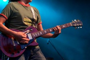 guitarplayer-learning-guitar-notes-guitar-lessons